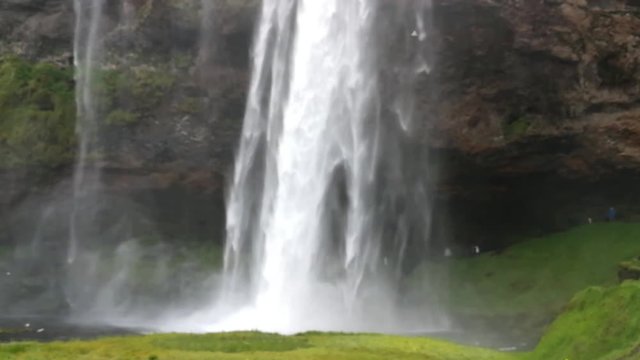 A imponente cascata de Seljalandsfoss, na Isl&acirc;ndia