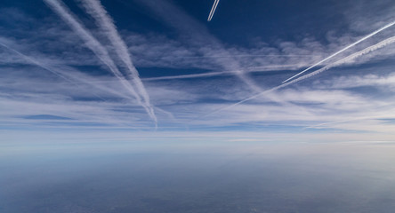 Traces d'avion dans le ciel depuis l'avion