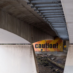 Cycliste sous les ponts de Brisbane Australie