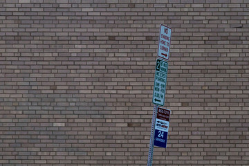 Panneaux de signalisation difforme sur fond de mur