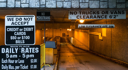 Panneaux routiers dans parking à Buffalo