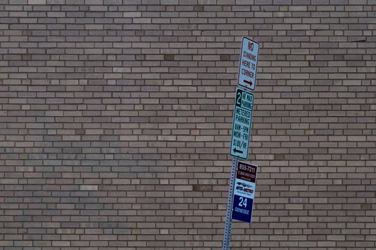 Panneaux de signalisation difforme sur fond de mur