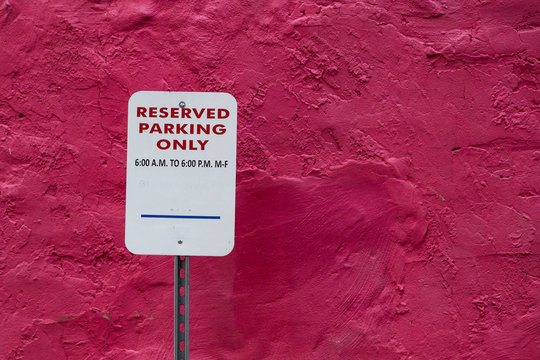 Parking r&eacute;serv&eacute; sur fond rouge &agrave; Buffalo