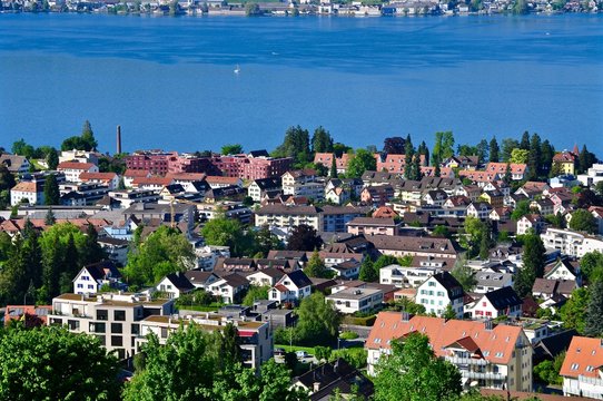 Stadt Kilchberg am Z&uuml;richsee im Kanton Z&uuml;rich. Blick auf die Hausd&auml;cher, den See und die Schokoladefabrik