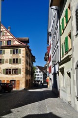 Enge Gasse durch die Altstadt der Stadt Zug, Schweiz