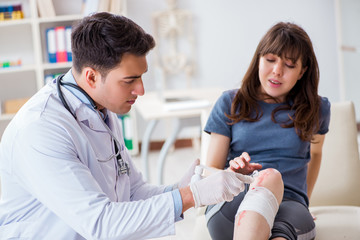 Obraz premium Patient visiting doctor after sustaining sports injury
