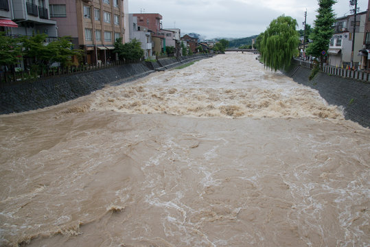 大雨による河川の増水