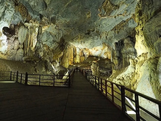 ベトナムの天国の洞窟・未知の巨大空間と照明下で観る人を魅了する