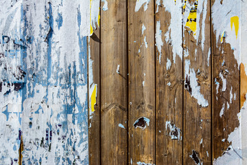 Plakatwand auf Holzzaun Bretter, abgepellt