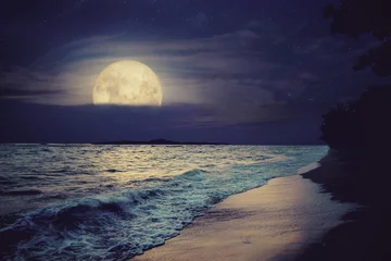Poster de jardin Plage tropicale Belle plage de mer tropicale fantastique. Pleine lune (super lune) avec nuage sur paysage marin dans le ciel nocturne. Fond de nature sérénité la nuit. style de filtre de couleur vintage et rétro.