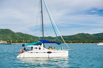 Naklejka premium yachting in the blue ocean
