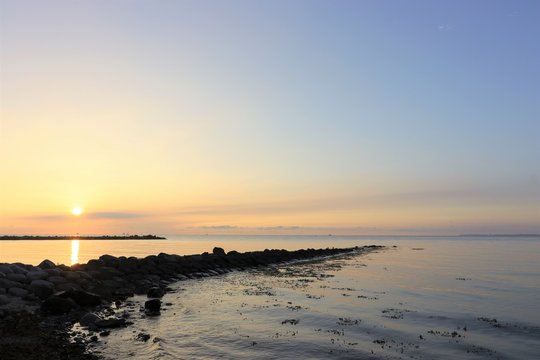 romantischer Sonnenaufgang an der Ostsee, Konzept Seebestattung, Trauerkarte