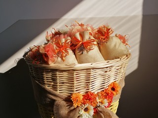 Cestino di bomboniere al sole
