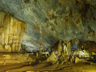 ベトナムの天国の洞窟・未知の空間と照明かで観る人を魅了する