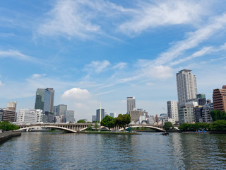 Fototapeta na wymiar 水都大阪 八軒家浜から見る天神橋と剣先公園