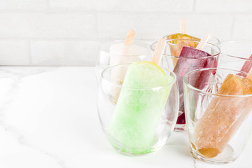 Summer party food ideas, frozen boozy alcohol cocktails popsicles - Prosecco, Vodka lime mojito,...
