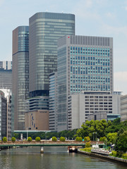 Fototapeta na wymiar 水都大阪 難波橋から見る栴檀木橋と中之島のビル群