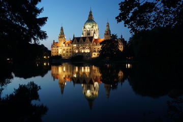 Fototapeta na wymiar Neues Rathaus in Hannover bei nacht