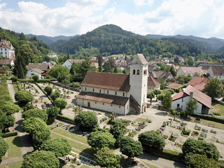 Fototapeta na wymiar Luftbild Sulzburg mit Kirche St. Cyriak, Schwarzwald