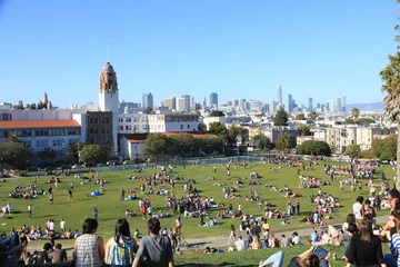 Foto op Plexiglas San Francisco Uitzicht op de skyline van San Francisco vanuit Mission Dolores Park