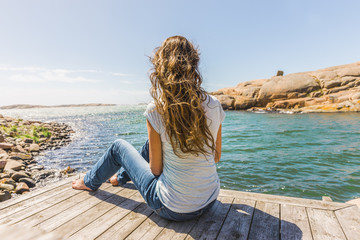 Frau auf Steg am Meer