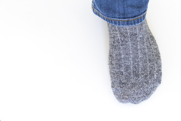靴下を穿いた男性の足