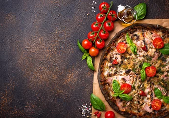 Foto auf Glas Trendiges Essen italienische schwarze Pizza © Yulia Furman