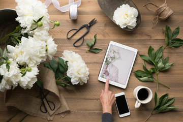 Using tablet for Social Media Marketing and Mobile Apps Live Streaming  from above © Christine Glade