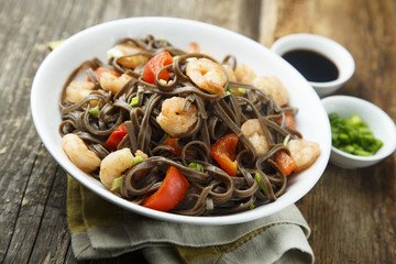 Buckwheat noodles with shrimps and capsicum