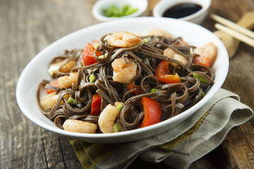 Buckwheat noodles with shrimps and capsicum