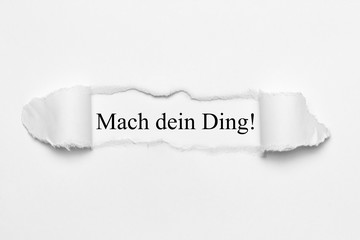 Mach dein Ding! auf wei&szlig;en gerissenen Papier