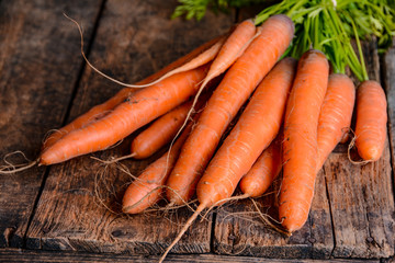Bund M&ouml;hren auf rustikalen Holztisch	