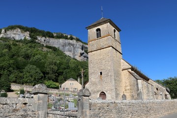 Fototapeta na wymiar Eglise et cimetière de Baume-les-Messieurs dans le Jura
