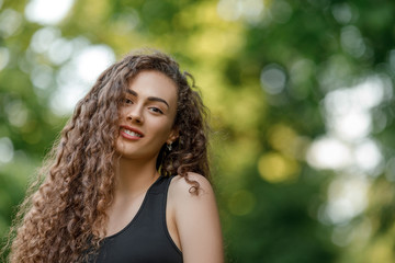 Naklejka premium curly beautiful smiling woman