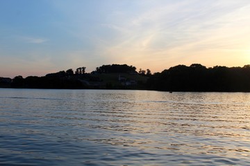 Naklejka premium The calm waters of the lake at sunset in Tennessee.