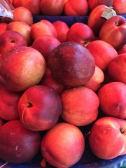 Fototapeta na wymiar Pink peaches in grocery store