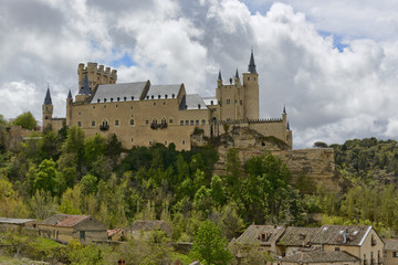 Fototapeta na wymiar Alcazar de Segovia castle view from surroundings road