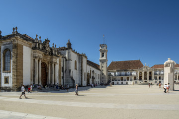 Patio principal con la entrada y la torre de la Universidad de Coimbra 