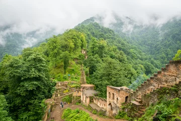 Rudkhan Castle Architektur im Iran. Rudkhan Castle ist eine mittelalterliche Burg aus Backstein und Stein, die sich 25 km südwestlich der Stadt Fuman im Norden des Iran in der Provinz Gilan befindet.