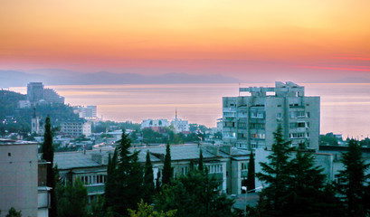 Obraz premium Beautiful orange sunset on the horizon of the sea with sky. Mountains on walking near the shore like shadows