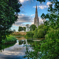 Fototapeta na wymiar Park und Kirche an einem historischen Kastell in Kopenhagen
