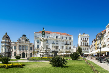 Plaza Largo da Portagem y el monumento de Joaquim António de Aguia, Coimbra