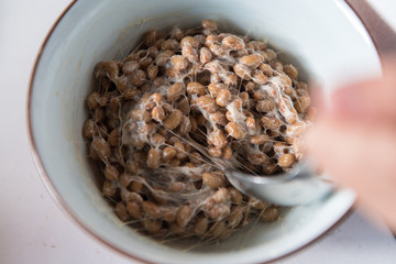 納豆をかきまぜる