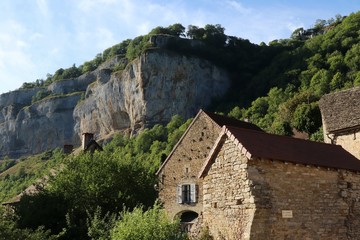 Fototapeta na wymiar Maisons typiques du Jura (reculées en arrière-plan)