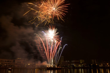 feu d'artifice, Choisy le Roi, la Seine, Val de Marne, 94