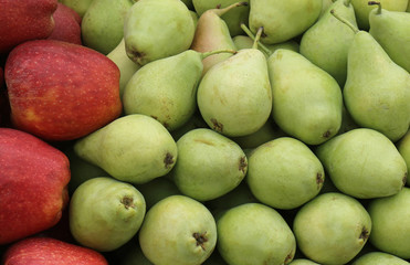 Fototapeta na wymiar Pears and apples