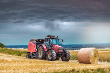 moisson avant l'arrivée de l'orage © Image'in