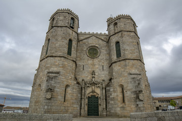 Catedral gotica de Guarda un dia nublado de verano , Portugal 