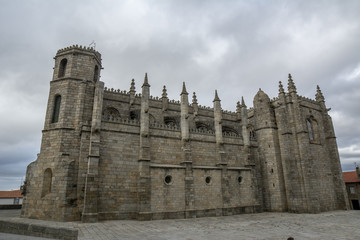 Fototapeta na wymiar Catedral gotica de Guarda un dia nublado de verano , Portugal 