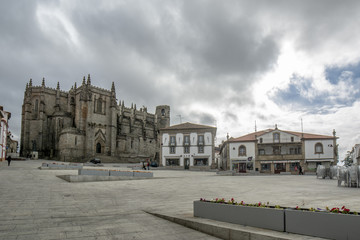 Fototapeta na wymiar Plaza Luis de Camoes y Catedral gotica de Guarda un dia nublado de verano , Portugal 